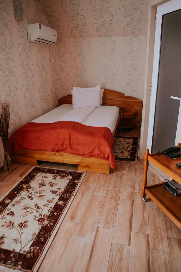 Hotel-Restaurant Milenium Salonta ภายนอก รูปภาพ
