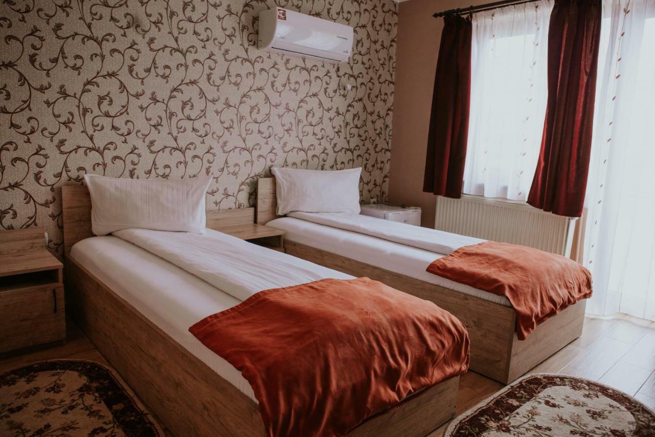 Hotel-Restaurant Milenium Salonta ภายนอก รูปภาพ
