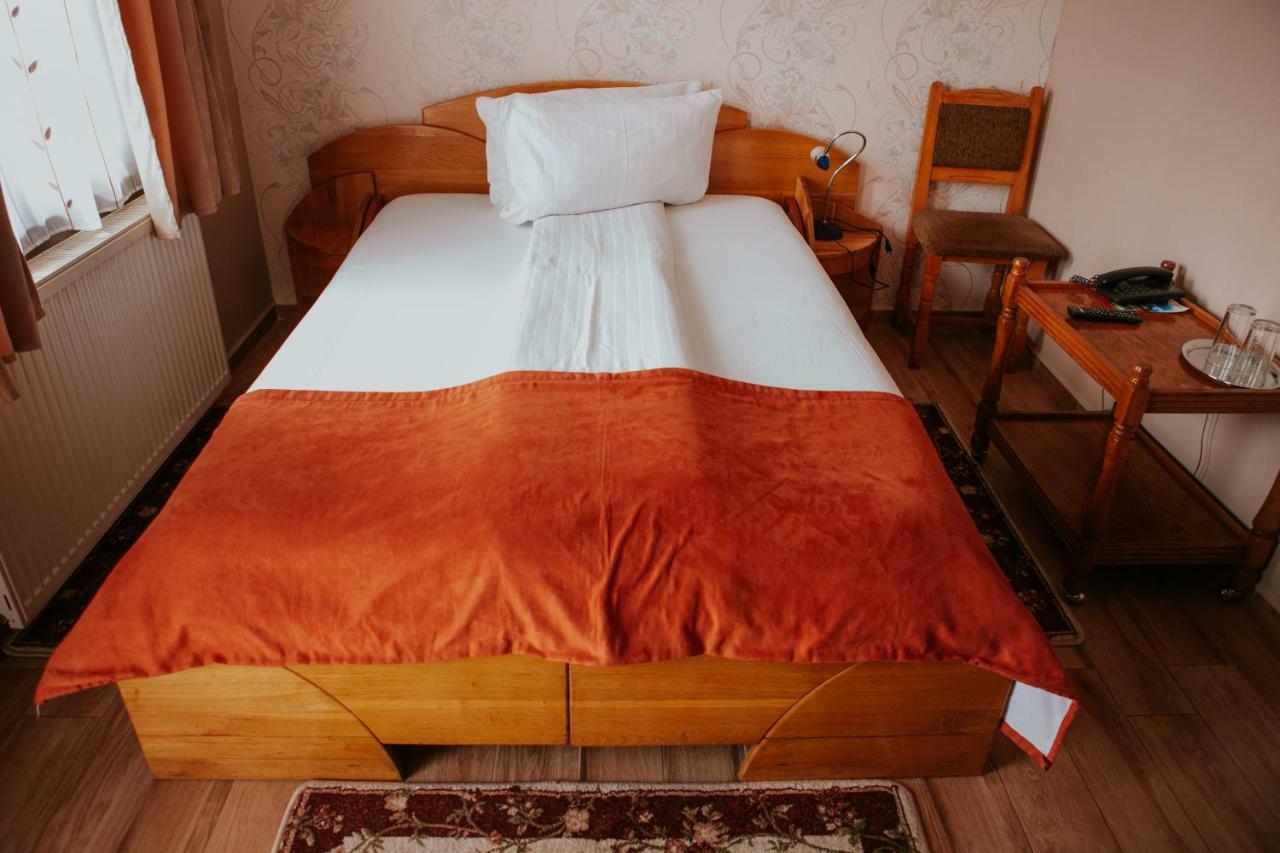 Hotel-Restaurant Milenium Salonta ภายนอก รูปภาพ